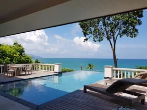 Luxus-Hotel mit Pool am Meer