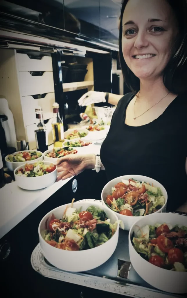 Melanie mit First-Class-Menü im Privatjet