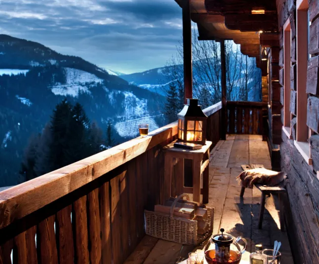 Gemütlicher Balkon des Luxus-Chalets