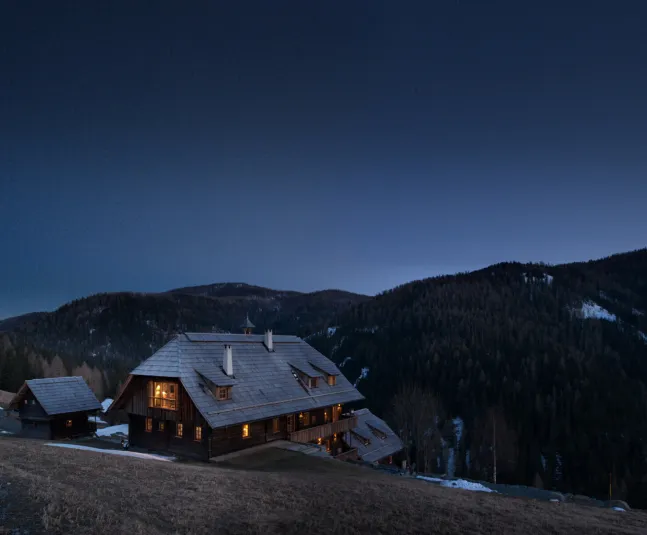 Luxus-Chalet St. Lorenzen mit Berglandschaft bei Nacht