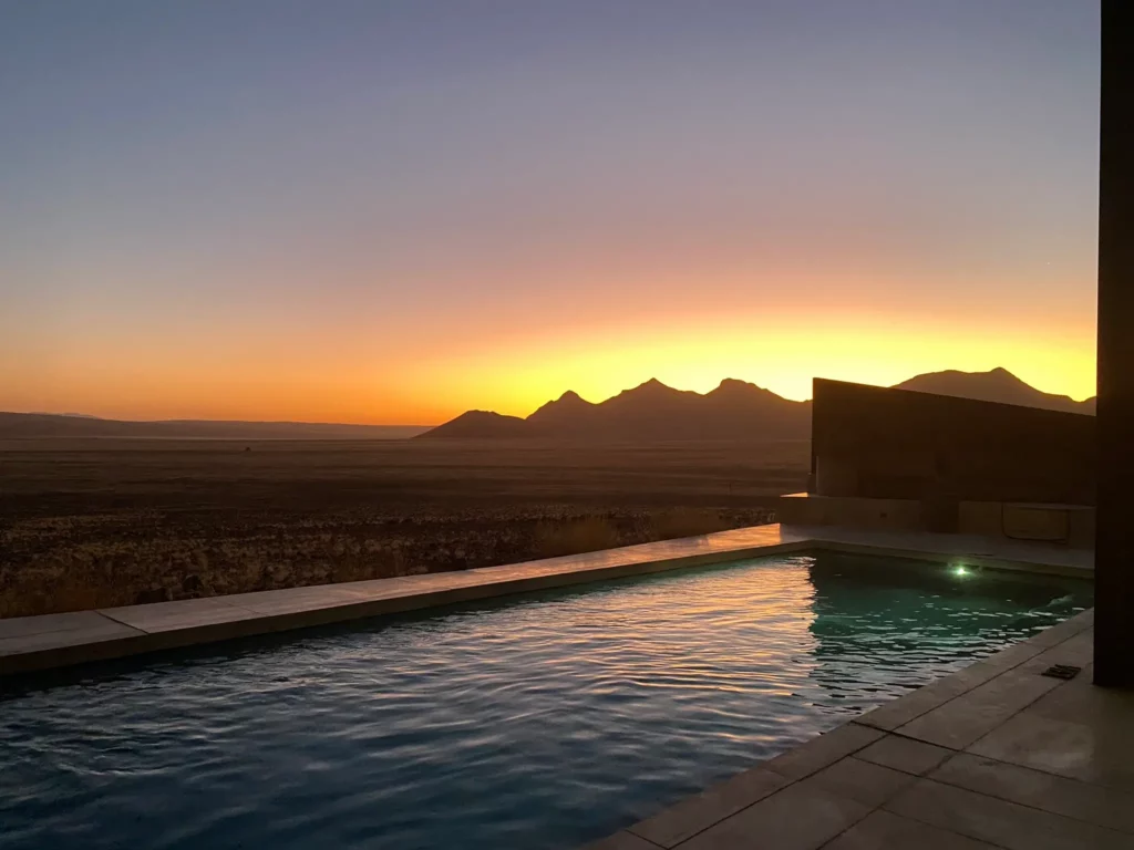 Pool bei Sonnenuntergang